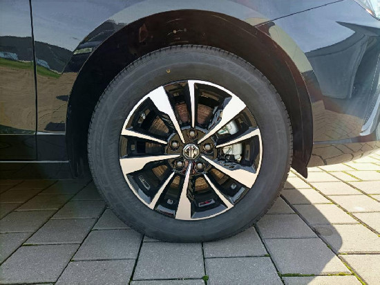 Nový vůz MG MG5 EV 156k 1AT 4x2  Excite černá metalíza Elektro Automatická