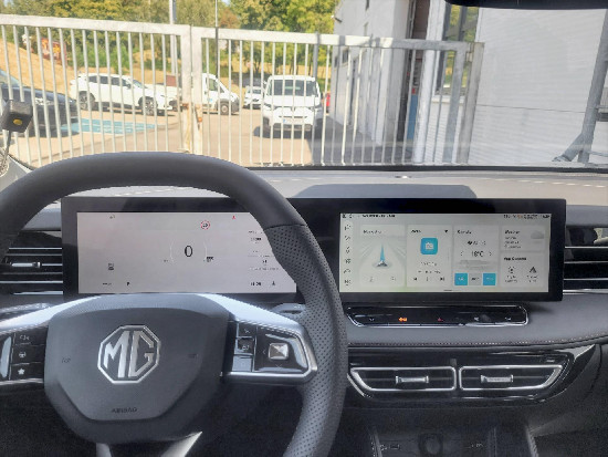 Nový vůz MG HS 1,5 Exclusive TGI 7AT 170k světle šedá metalíza Benzín Automatická