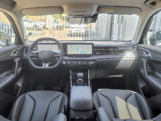 Nový vůz MG HS 1,5 TGI 7AT 170k  Exclusive světle šedá metalíza Benzín Automatická