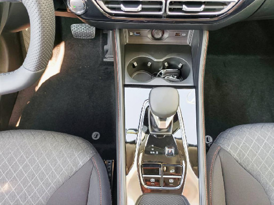 Nový vůz MG HS 1,5 TGI 7AT 170k  Emotion šedá metalíza Benzín Automatická