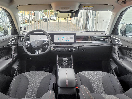Nový vůz MG HS 1,5 Emotion TGI 7AT 170k světle šedá metalíza Benzín Automatická