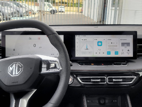 Nový vůz MG HS 1,5 TGI 7AT 170k  Emotion světle šedá metalíza Benzín Automatická