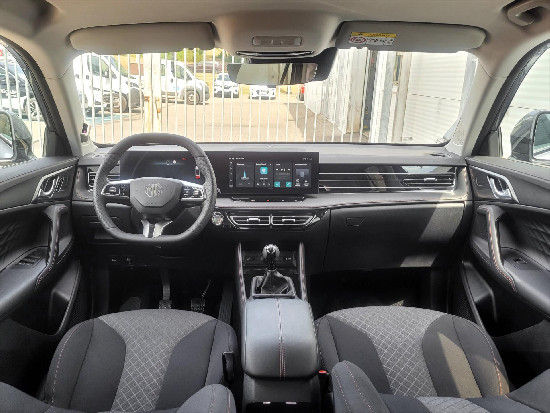 Nový vůz MG HS 1,5 TGI 6MAN 170k  Emotion šedá metalíza Benzín Manuální