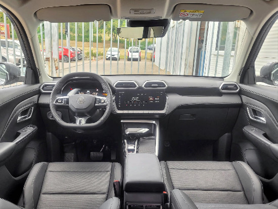 Nový vůz MG ZS 1,5 Exclusive HEV 102k 3AT světle šedá metalíza hybridní - benzin Automatická