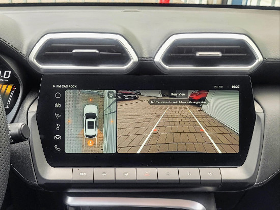 Nový vůz MG ZS 1,5 Exclusive HEV 102k 3AT světle šedá metalíza hybridní - benzin Automatická