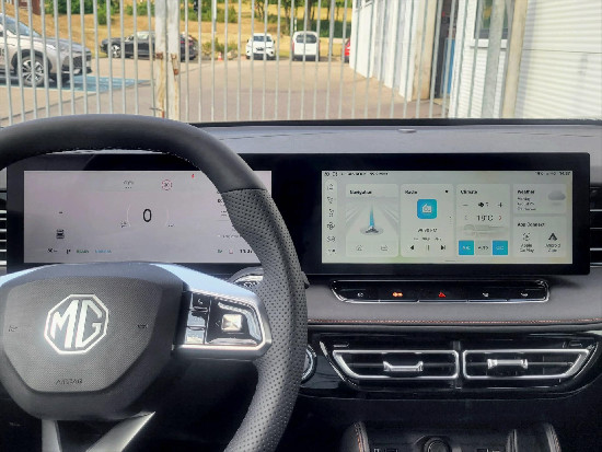 Nový vůz MG HS 1,5 Exclusive HEV 2AT 143k stříbrná metalíza hybridní - benzin Automatická