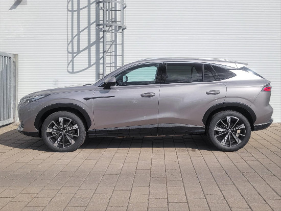 Nový vůz MG HS 1,5 Exclusive HEV 2AT 143k stříbrná metalíza hybridní - benzin Automatická