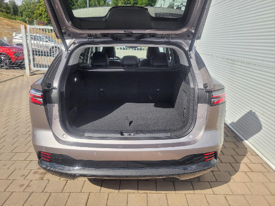 Nový vůz MG HS 1,5 Exclusive HEV 2AT 143k stříbrná metalíza hybridní - benzin Automatická