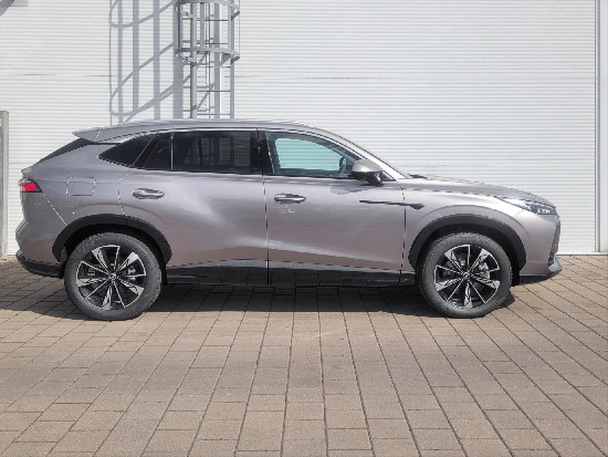 Nový vůz MG HS 1,5 HEV 2AT 143k  Exclusive stříbrná metalíza hybridní - benzin Automatická