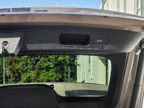 Nový vůz MG HS 1,5 HEV 2AT 143k  Exclusive stříbrná metalíza hybridní - benzin Automatická