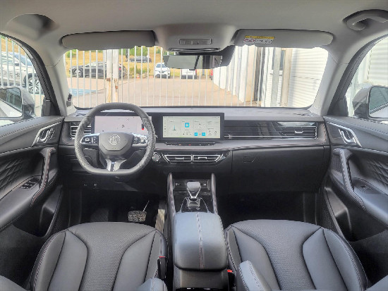 Nový vůz MG HS 1,5 HEV 2AT 143k  Exclusive stříbrná metalíza hybridní - benzin Automatická