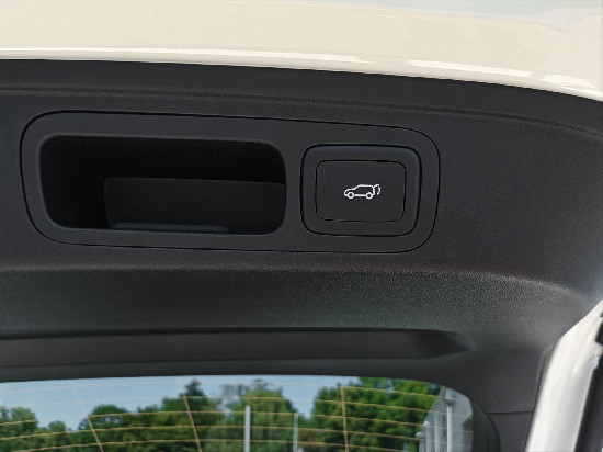 Nový vůz MG HS 1,5 HEV 2AT 143k  Exclusive bílá metalíza hybridní - benzin Automatická