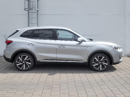 Nový vůz MG ZS 1,5 Exclusive HEV 102k 3AT stříbrná metalíza hybridní - benzin Automatická