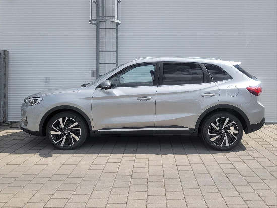 Nový vůz MG ZS 1,5 Exclusive HEV 102k 3AT stříbrná metalíza hybridní - benzin Automatická