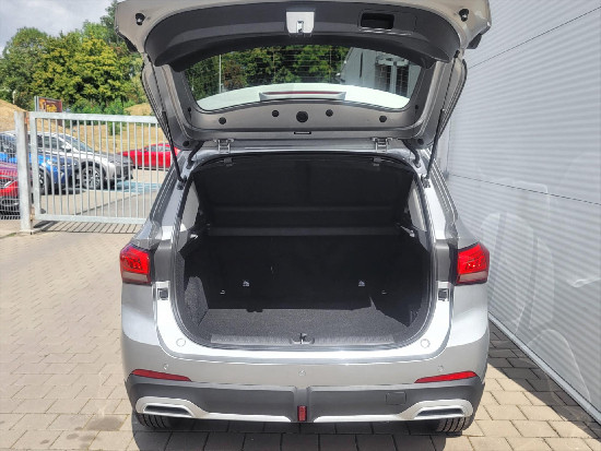 Nový vůz MG ZS 1,5 Exclusive HEV 102k 3AT stříbrná metalíza hybridní - benzin Automatická
