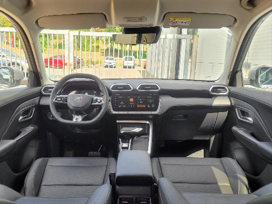Nový vůz MG ZS 1,5 Exclusive HEV 102k 3AT stříbrná metalíza hybridní - benzin Automatická