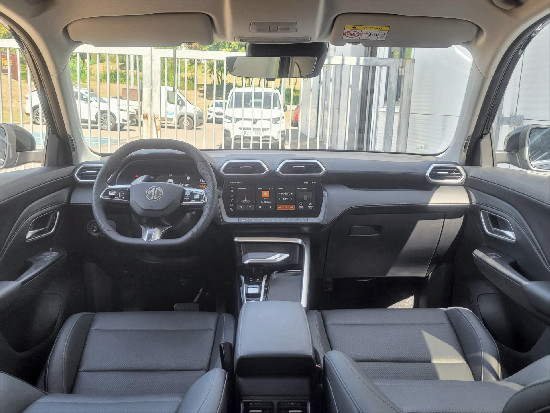 Nový vůz MG ZS 1,5 HEV 102k 3AT  Exclusive černá metalíza hybridní - benzin Automatická