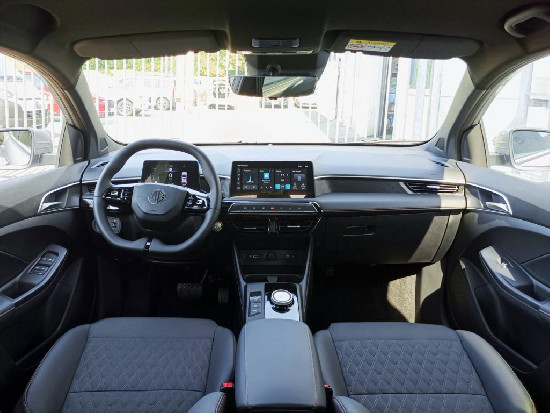 Nový vůz MG MG3 1,5 Hybrid+ 195k AT 4x2 100kW+75kW Exclusive stříbrná metalíza hybridní - benzin Automatická