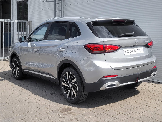 Nový vůz MG ZS 1,5 HEV 102k 3AT  Exclusive stříbrná metalíza hybridní - benzin Automatická