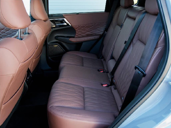 Nový vůz Mitsubishi Outlander 2,4 Instyle+ PHEV 306k AT 4x4 světle šedá metalíza hybridní - benzin Automatická