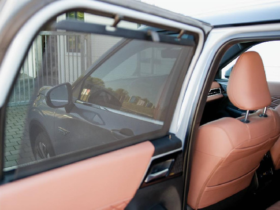 Nový vůz Mitsubishi Outlander 2,4 Instyle+ PHEV 306k AT 4x4 světle šedá metalíza hybridní - benzin Automatická