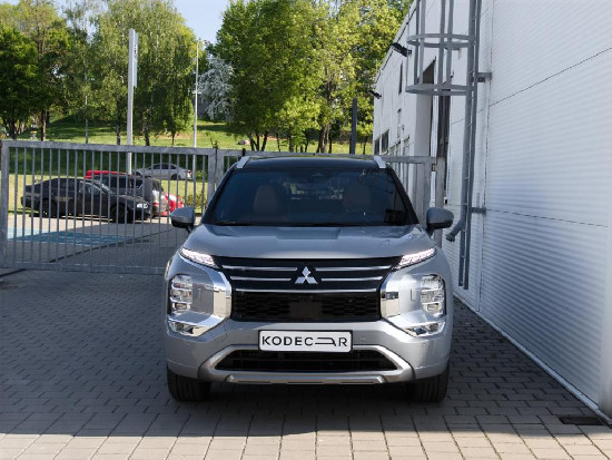 Nový vůz Mitsubishi Outlander 2,4 Instyle+ PHEV 306k AT 4x4 světle šedá metalíza hybridní - benzin Automatická