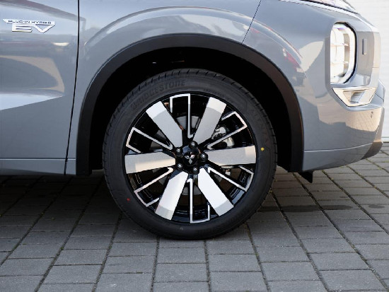 Nový vůz Mitsubishi Outlander 2,4 Instyle+ PHEV 306k AT 4x4 světle šedá metalíza hybridní - benzin Automatická