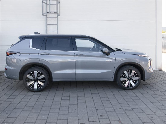 Nový vůz Mitsubishi Outlander 2,4 Instyle+ PHEV 306k AT 4x4 světle šedá metalíza hybridní - benzin Automatická