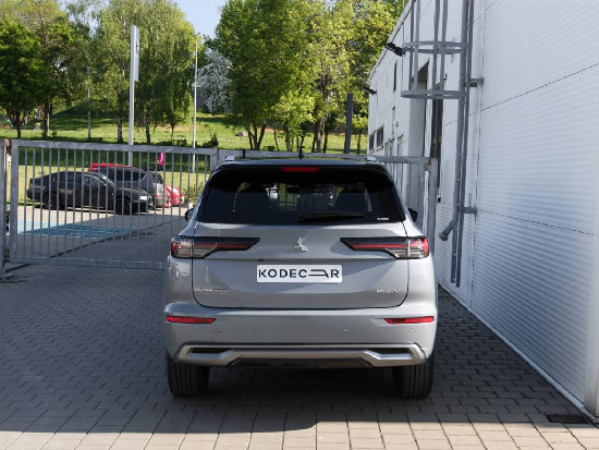 Nový vůz Mitsubishi Outlander 2,4 Instyle+ PHEV 306k AT 4x4 světle šedá metalíza hybridní - benzin Automatická