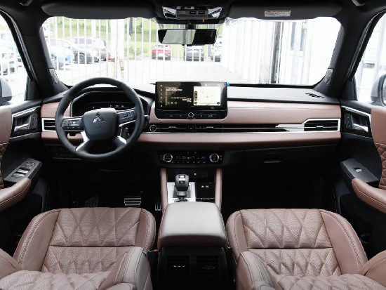 Nový vůz Mitsubishi Outlander 2,4 PHEV 306k AT 4x4  Instyle+ světle šedá metalíza hybridní - benzin Automatická