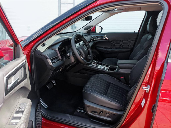 Nový vůz Mitsubishi Outlander 2,4 Instyle PHEV 306k AT 4x4 červená metalíza hybridní - benzin Automatická