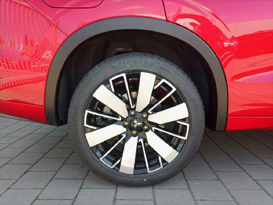 Nový vůz Mitsubishi Outlander 2,4 Instyle PHEV 306k AT 4x4 červená metalíza hybridní - benzin Automatická