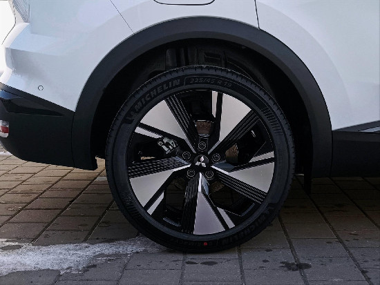 Nový vůz Mitsubishi Grandis 1,3 Intense+ DI-T Mild Hybrid 141k 7AT bílá metalíza hybridní - benzin Automatická