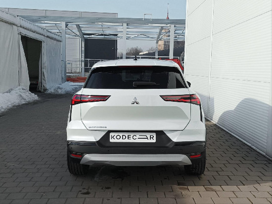 Nový vůz Mitsubishi Grandis 1,3 Intense+ DI-T Mild Hybrid 141k 7AT bílá metalíza hybridní - benzin Automatická