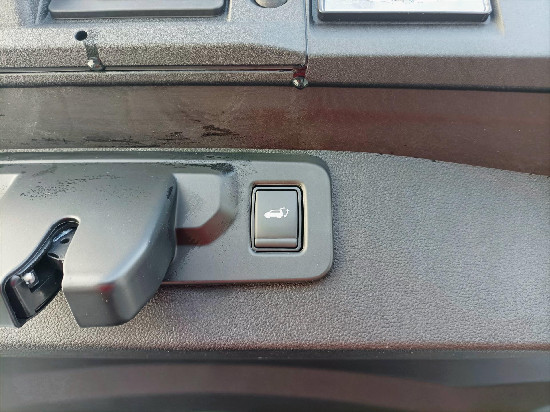 Nový vůz Mitsubishi Grandis 1,3 Intense+ DI-T Mild Hybrid 141k 7AT bílá metalíza hybridní - benzin Automatická