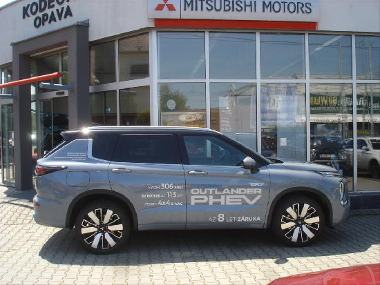 Nový vůz Mitsubishi Outlander 2,4 PHEV 306k AT 4x4  Instyle+ světle šedá metalíza hybridní - benzin Automatická