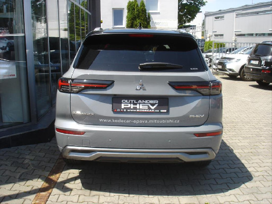Nový vůz Mitsubishi Outlander 2,4 PHEV 306k AT 4x4  Instyle+ světle šedá metalíza hybridní - benzin Automatická