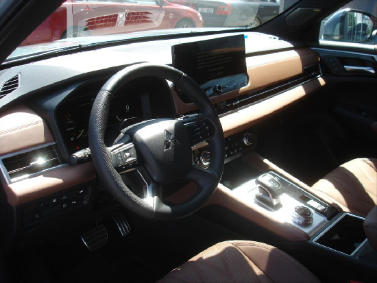 Nový vůz Mitsubishi Outlander 2,4 PHEV 306k AT 4x4  Instyle+ světle šedá metalíza hybridní - benzin Automatická