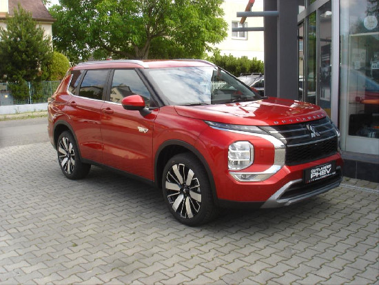 Nový vůz Mitsubishi Outlander 2,4 Intense PHEV 306k AT 4x4 světle šedá metalíza hybridní - benzin Automatická