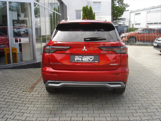 Nový vůz Mitsubishi Outlander 2,4 Intense PHEV 306k AT 4x4 světle šedá metalíza hybridní - benzin Automatická