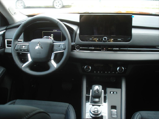 Nový vůz Mitsubishi Outlander 2,4 Intense PHEV 306k AT 4x4 světle šedá metalíza hybridní - benzin Automatická