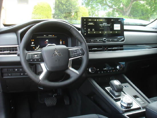 Nový vůz Mitsubishi Outlander 2,4 Intense PHEV 306k AT 4x4 světle šedá metalíza hybridní - benzin Automatická