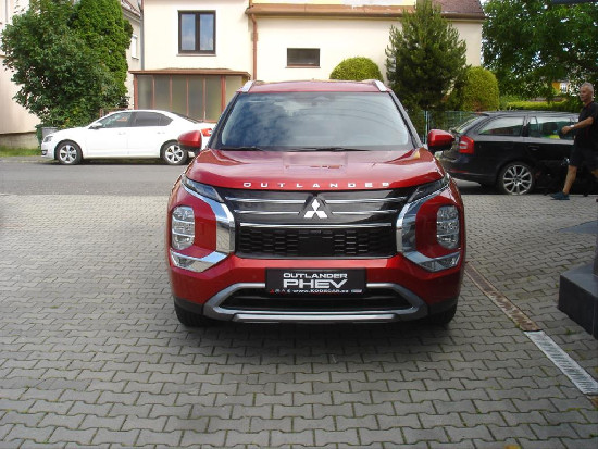 Nový vůz Mitsubishi Outlander 2,4 PHEV 306k AT 4x4  Intense světle šedá metalíza hybridní - benzin Automatická