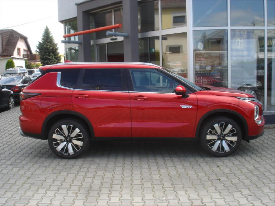 Nový vůz Mitsubishi Outlander 2,4 PHEV 306k AT 4x4  Intense světle šedá metalíza hybridní - benzin Automatická